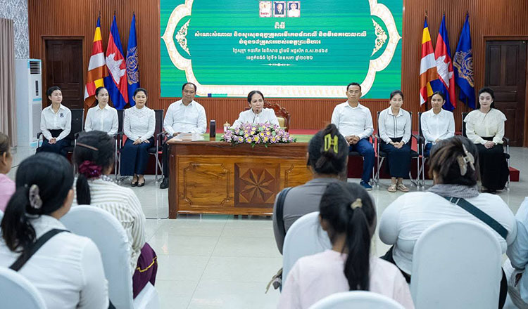 柬埔寨第一夫人会见柏威夏省阵亡士兵家属！