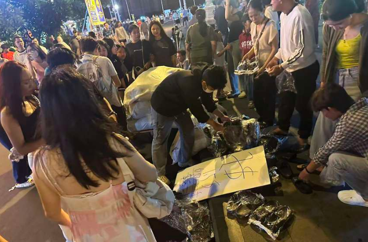 金边步行街摆摊卖“拖鞋”，两小时赚90刀！