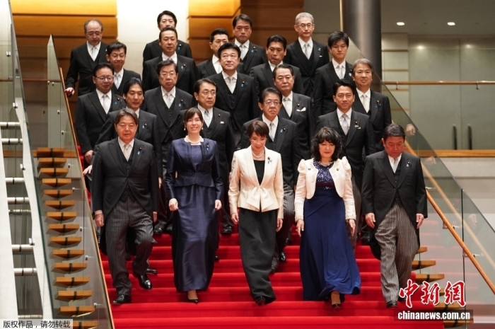 当地时间2月18日晚，日本首相任命和内阁大臣认证仪式在日本皇宫举行，第二届高市早苗内阁正式成立。此前日本内阁官房长官木原稔在记者会上称，第二届高市早苗内阁中，上一届内阁全体官员将留任。图为当地时间2月18日，日本首相高市早苗(前排中)在东京的首相官邸率阁僚合影。