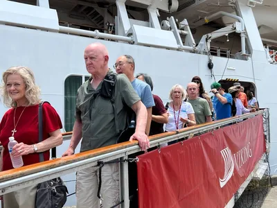 大型豪华邮轮搭载超千名国际游客停靠西港