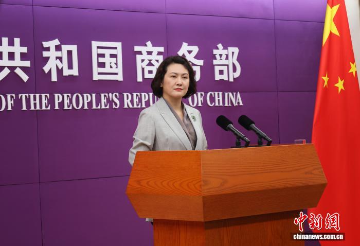 9月3日，中国商务部举行例行新闻发布会。针对今年暑期，中国入境消费掀起新一轮热潮。商务部新闻发言人黄玲介绍相关情况时提到，欧洲等地持续高温带动来华避暑游客大幅增长，“China Cool”在海外社交平台走红。 
 <a target='_blank' href='/'>中新社</a>记者 赵隽 摄