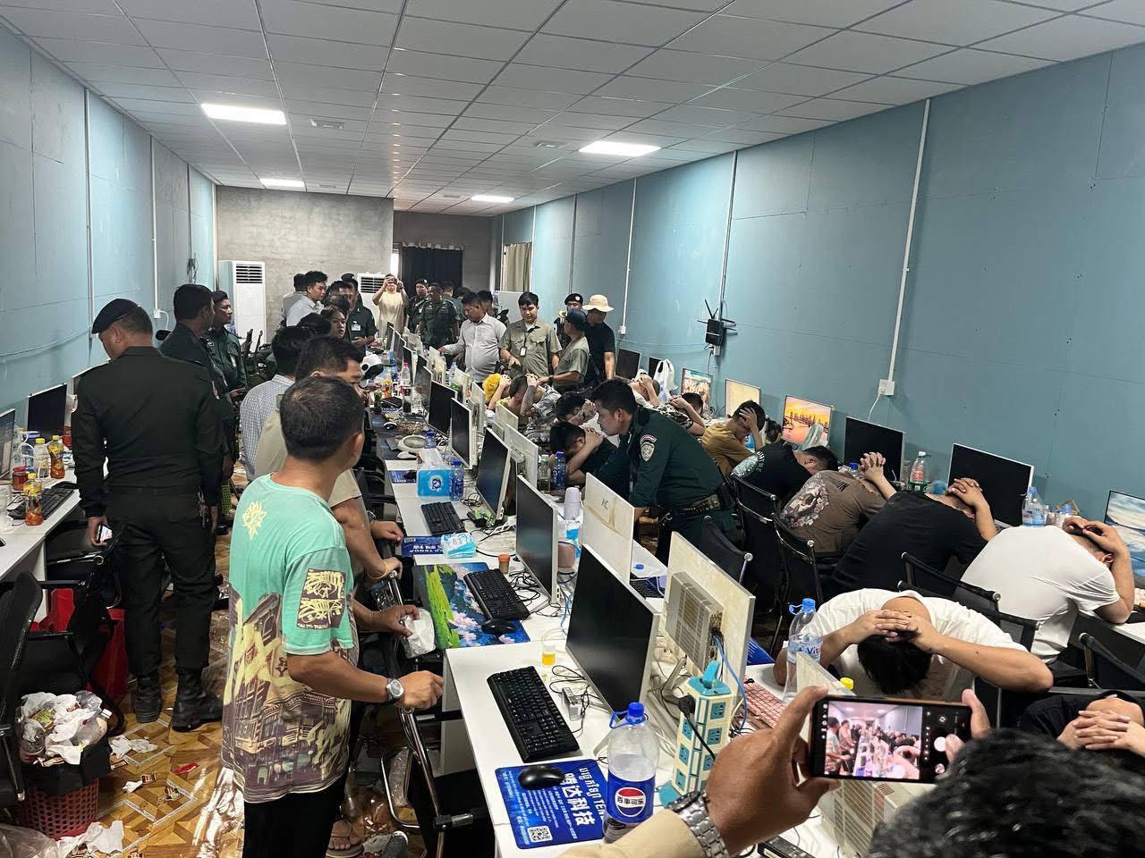 柬埔寨警方突查巴域中央广场，抓获129名涉诈人员