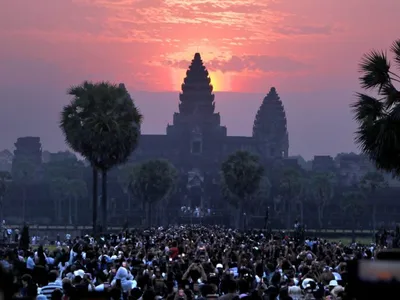大批游客齐聚暹粒，共赏吴哥窟“塔尖日出”奇观