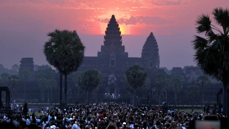 大批游客齐聚暹粒，共赏吴哥窟“塔尖日出”奇观