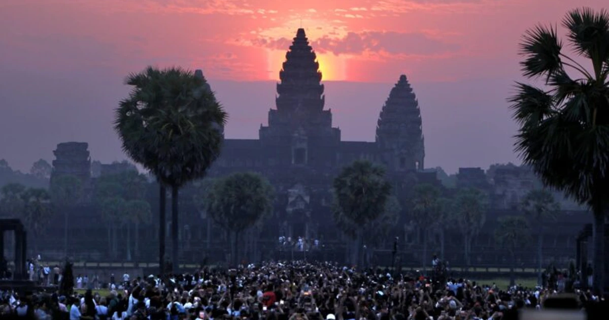 大批游客齐聚暹粒，共赏吴哥窟“塔尖日出”奇观