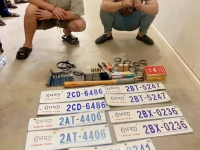 干拉省两名中国男子偷车牌被抓！ 