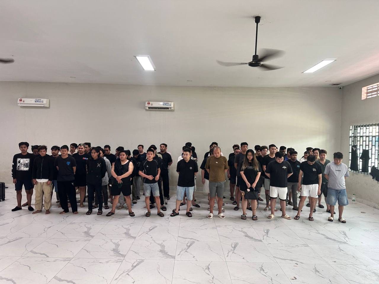 金边警方突查公寓与酒店，抓获61名涉诈及涉毒人员