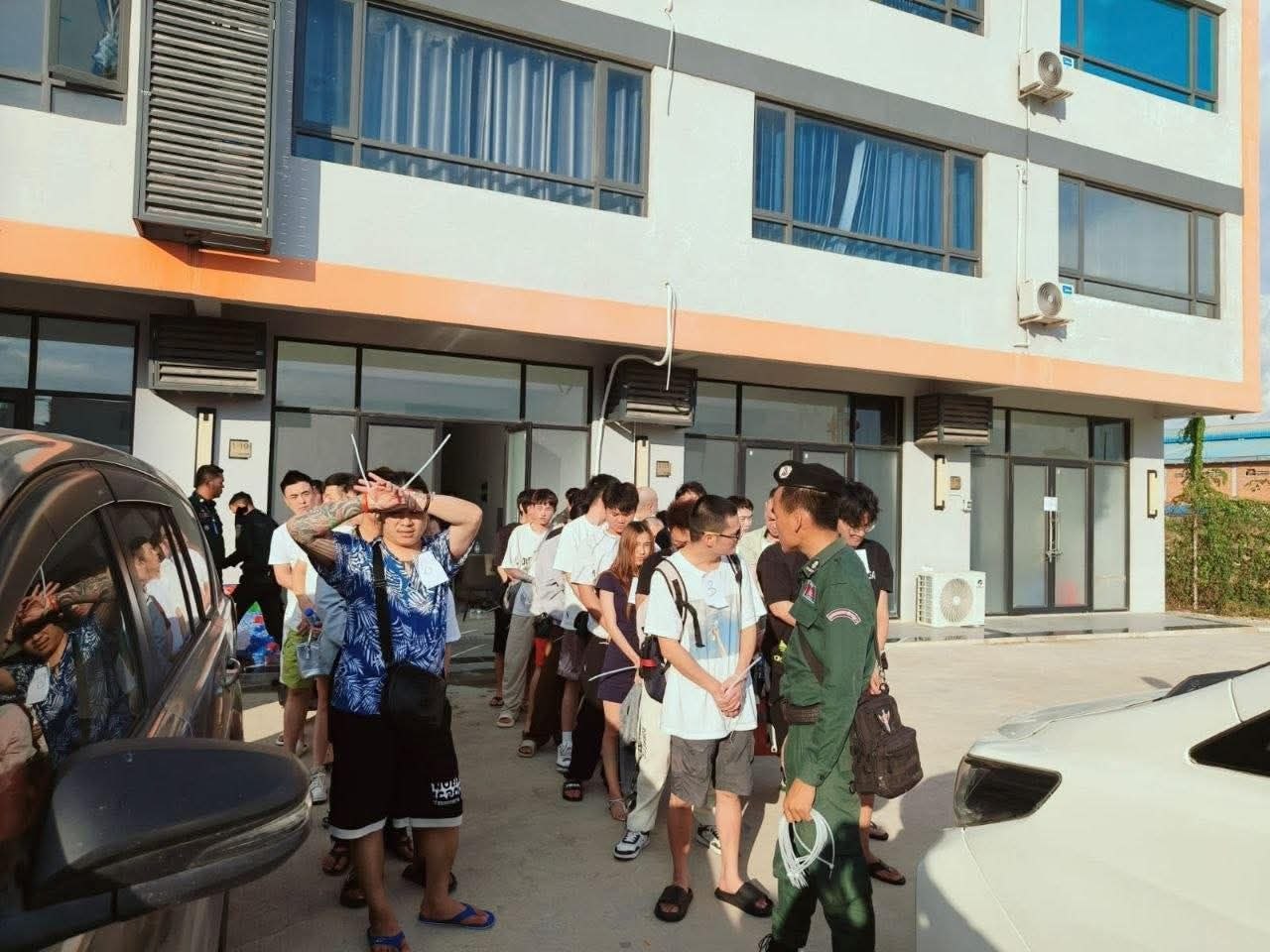 巴域市警方突袭电诈窝点，30名嫌疑人被捕！