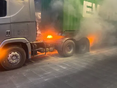 金边一集装箱车自燃！