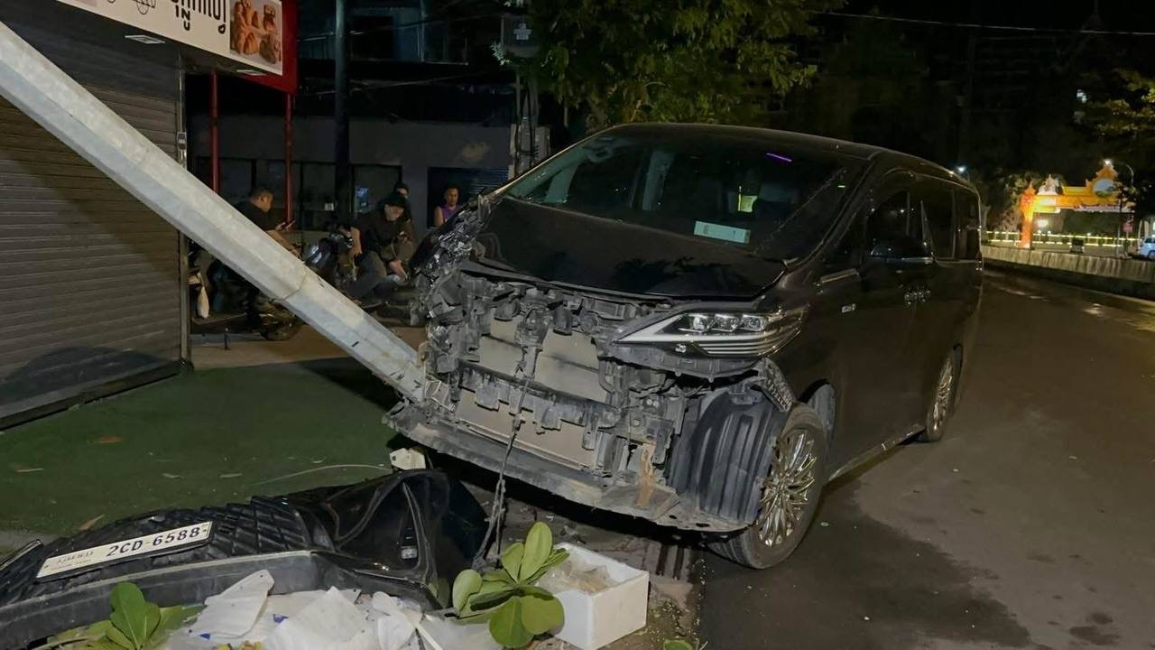金边一中国男子驾车失控撞倒灯杆