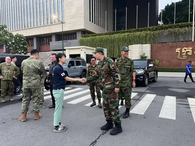 外国驻柬武官今早赴柬泰边境视察