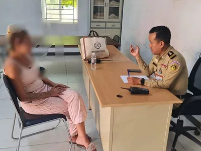 外籍女子在金边大街扰乱交通秩序，被带回警察局问话！ 