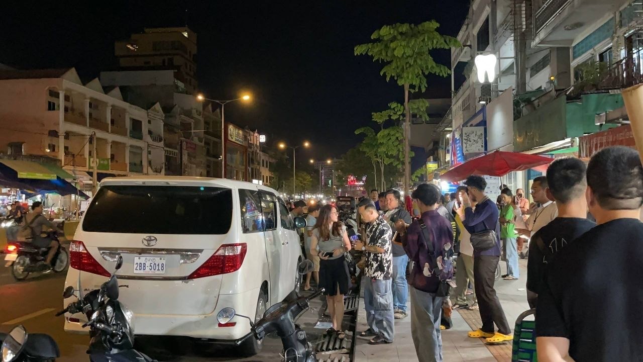 金边中国人路边停车买榴莲，突遭毛贼撬车盗走现金与护照