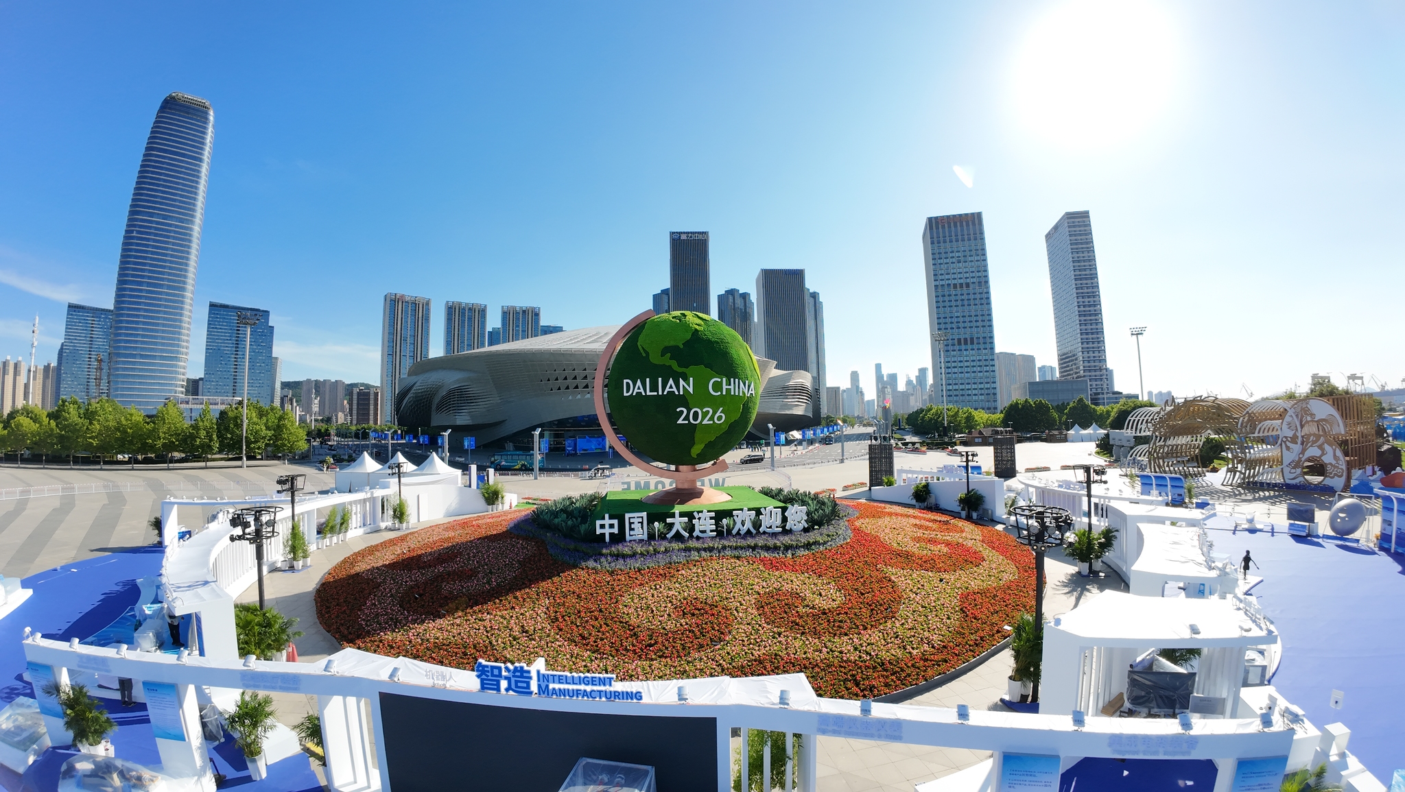 Floral decorations adorn the main venue of the Summer Davos Forum, Dalian International Conference Center, Liaoning Province, China, June 22, 2026. /VCG