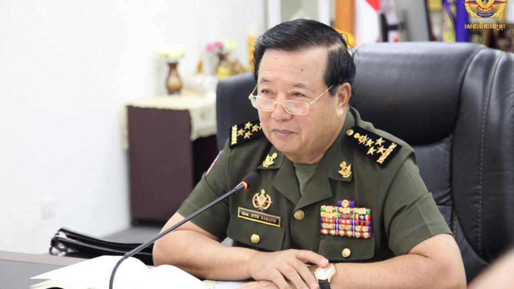 នាយឧត្តមសេនីយ៍ ឥត សារ៉ាត់៖ មានប្រជាពលរដ្ឋតិចតួចបំផុត  ដែលពេទ្យមិនអនុញ្ញាតឲ្យចាក់វ៉ាក់សាំង - បទសម្ភាស - RFI