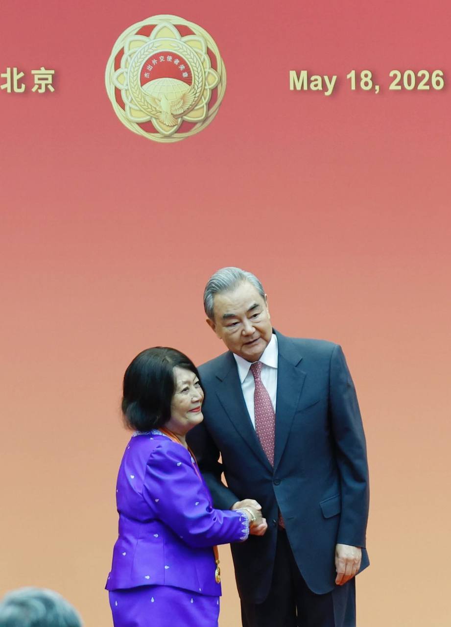 柬埔寨前驻华大使西索达荣获中国“杰出外交使者奖章”