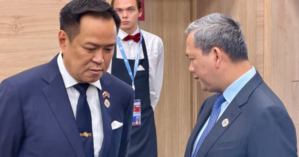 洪玛奈亲王在俄罗斯与泰国总理举行非正式会谈