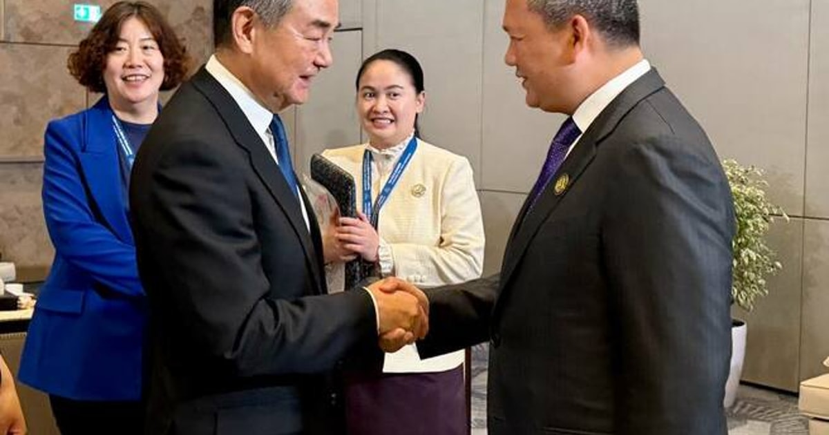 洪玛奈在阿塞拜疆会见中国外交部长王毅
