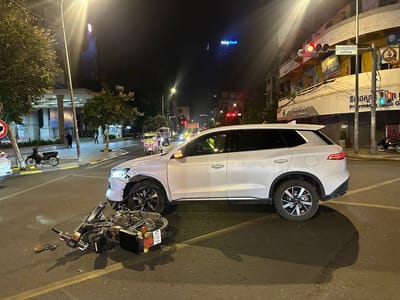 金边两青年闯红灯撞汽车，赔偿15万瑞尔后！
