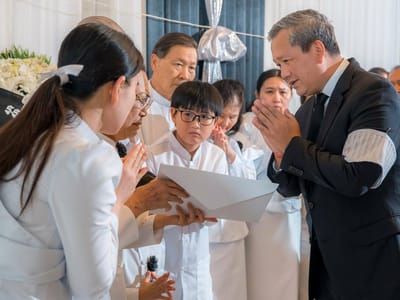 洪玛奈首相吊唁已故议员曾仕伦
