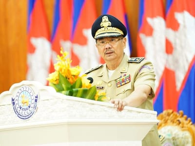 金边市警察局举行人事调整与晋升授衔仪式
