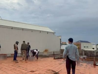 金边两男子手持“短枪”爬屋顶引发恐慌 警方全副武装迅速出动！ - 图片3