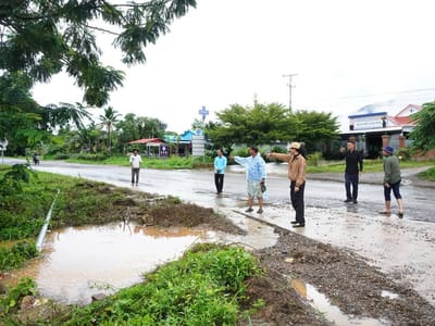 拜林省省长实地视察57号公路排水渠清理修复工作
