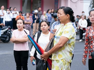 金边各考点家长守候子女参加高考