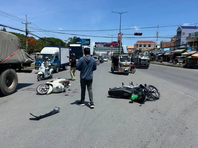 本田Dream摩托车逆行撞上横穿马路的摩托车 致一人重伤