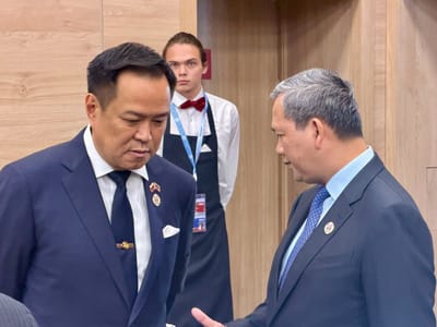 洪玛奈亲王在俄罗斯与泰国总理举行非正式会谈