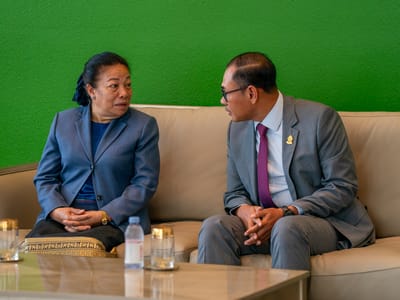 老挝国会代理主席抵达金边