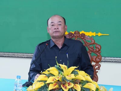 柬埔寨磅湛省4名高考A等学生获赠摩托车以资鼓励