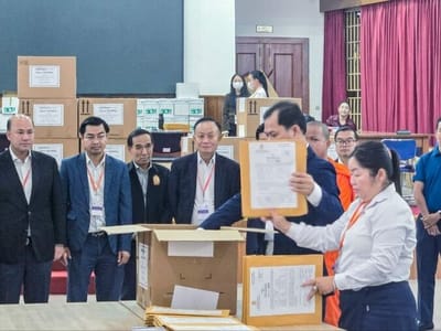 柬埔寨副首相洪玛尼视察小学教师招聘考试阅卷工作