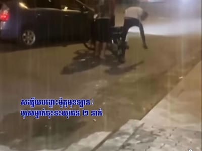 金边街头飙车炫技险酿追尾，汽车司机怒殴不良少年