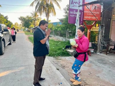 金边市仙市区区长上门为贫困居民送蔬菜 资助波桑分区礼堂绘制壁画