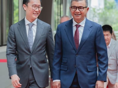 韩春那洛与澳大利亚驻柬大使共同为西澳课程毕业生颁发证书