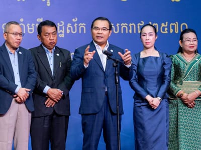 柬埔寨水源气象部部长会见退休官员并举行团结餐会