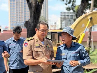 西港省长视察中国援助医疗大楼建设地点