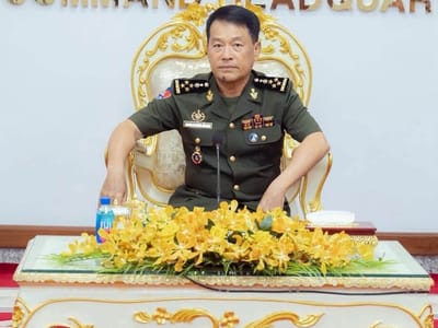 柬埔寨王家军总司令会见东盟观察员团离任成员