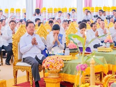 苏庆亲王向马德望省39座寺庙献纳守夏节蜡烛