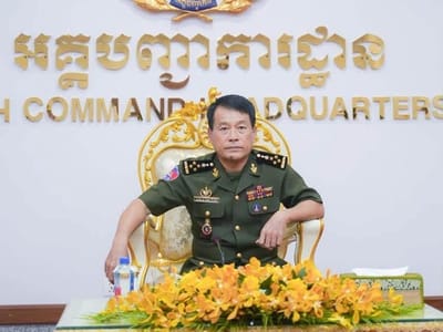 柬埔寨王家军总司令旺比盛向结束任期返国的老挝东盟观察员颁发荣誉证书