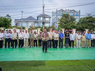 柬埔寨农业部部长向诗梳风县受灾民众发放稻种
