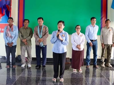 柬埔寨参议员坤昆迪向磅通省困难民众发放物资