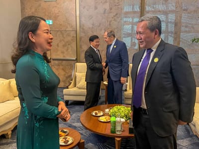 洪玛奈首相在阿塞拜疆出席会议期间与越南国家副主席会晤