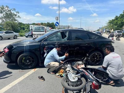 摩托车撞击转弯横穿马路的汽车 骑手当场身亡