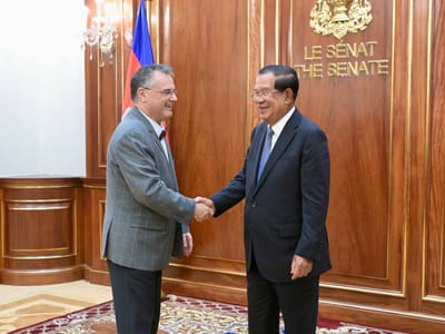 柬埔寨参议院主席洪森会见法国新任驻柬大使