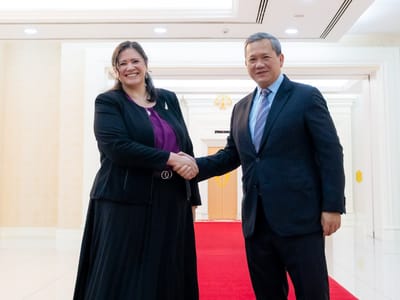 洪玛奈首相会见新西兰驻柬埔寨大使
