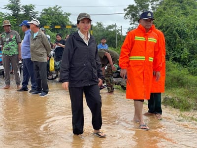 柬埔寨拜林省连日降雨引发洪涝，省长实地视察救灾工作
