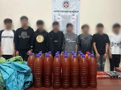 暹粒省宪兵拘留8名使用电子烟的青少年