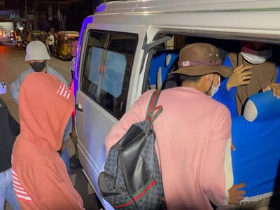 金边一宾馆深夜遭突查，多人被警方带走调查 - 图片2